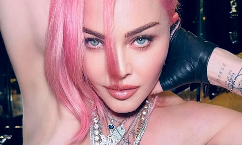 Madonna în baie jpg