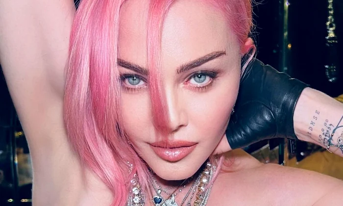 Madonna în baie jpg