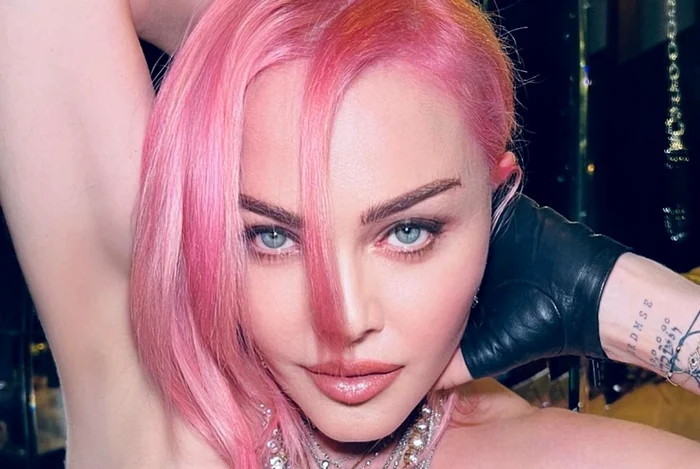 Madonna, sărutări pasionale și ipostaze erotice, cu o altă femeie