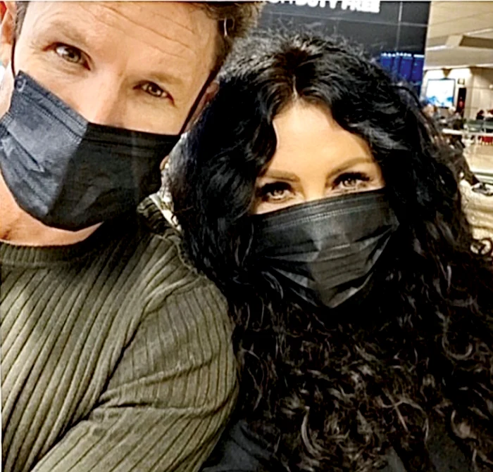 Mihaela Rădulescu și iubitul ei, Felix  Baumgartner poartă  măști negre, în special  când călătoresc 