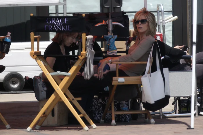 Cele două tinere o sufocau cu o atenţie ieşită din comun pe Jane FondaFoto Splash