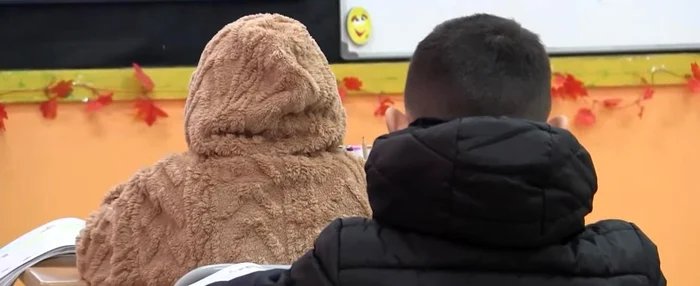 Elevii stau cu hainele pe ei Foto: captură video Dotto TV/ Facebook