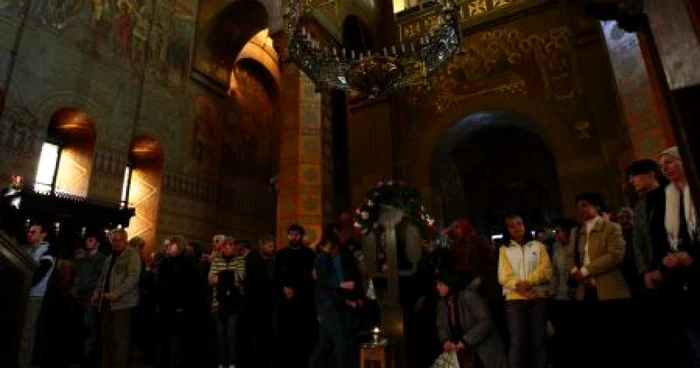 Credincioşii vin în număr mare la biserică în Săptămâna Patimilor FOTO Adevărul