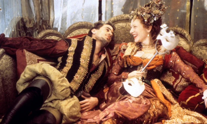 Joseph Fiennes în rolul lui Robert Dudley, Conte de Leicester, și Cate Blanchett în rolul Reginei Elisabeta I   profimedia 0295001972 jpg
