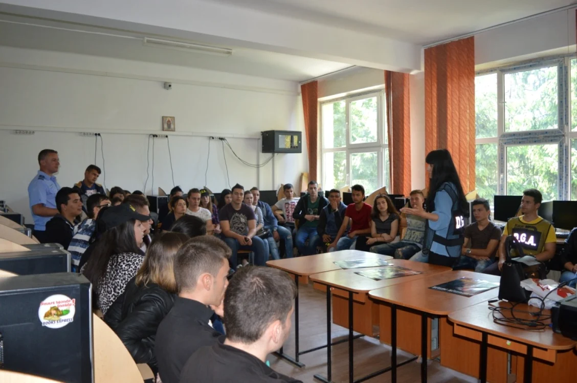 Un ofiţer al Serviciului Judeţean Anticorupţie Mehedinţi în mijlocul elevilor FOTO SJA Mehedinţi