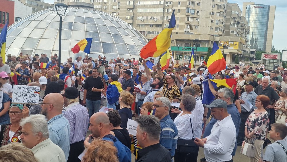 George Simion și sute de susținători AUR protestează la București: „Vrem alegeri anticipate, vrem revenirea la democrație”