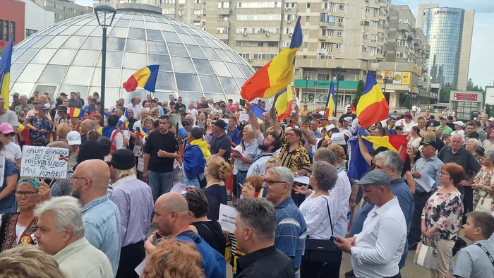 VIDEO George Simion și sute de susținători AUR protestează la București: „Vrem alegeri anticipate, vrem revenirea la democrație”