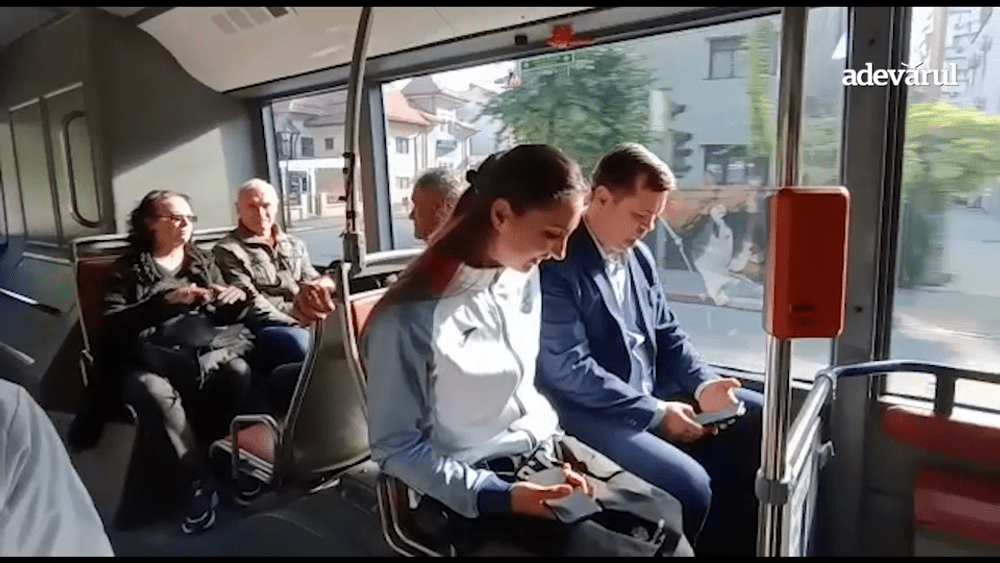 Canotoarea Denisa Tâlvescu s-a semnat pe autobuzul desenat cu numele ei: „Sunt olteanca de peste tot“ VIDEO