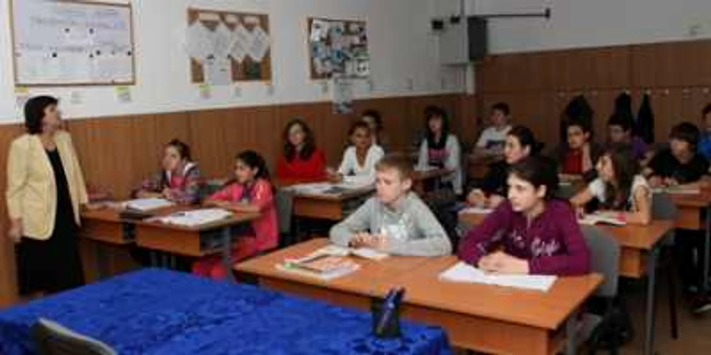 Profesoara Eugenia Uşurelu alături de elevii din singura clasă de-a VIII-a de la Şcoala „Elena Cuza“ 