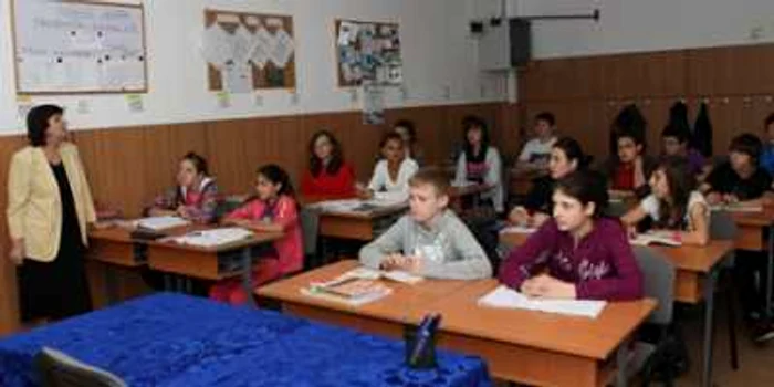 Profesoara Eugenia Uşurelu alături de elevii din singura clasă de-a VIII-a de la Şcoala „Elena Cuza“