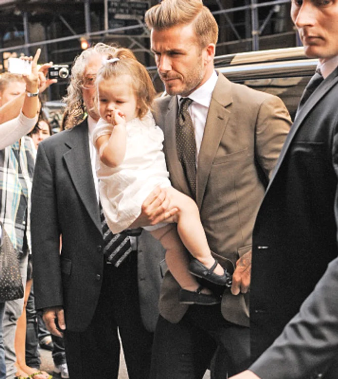 Fotbalistul o duce în braţe pe fetiţa lui cea mică, Harper (1 an)