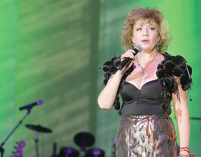 Corina are noduli pe corzile vocale, boală de care nu scapă aproape nici un cântăreț