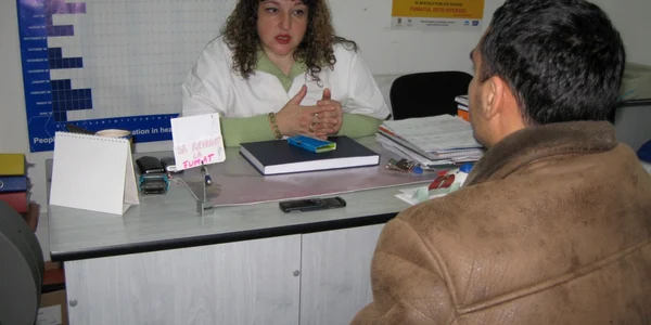 Tot mai mulţi fumători se lasă consiliaţi de medici ca să scape de acest viciu