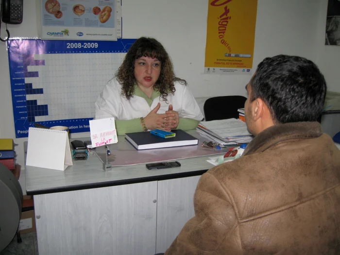 Tot mai mulţi fumători se lasă consiliaţi de medici ca să scape de acest viciu