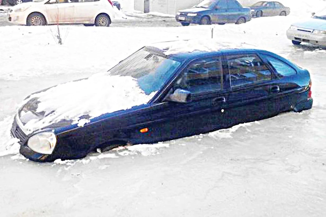 
    Temperaturile de -30˚C au fixat definitiv maşina în parcare  