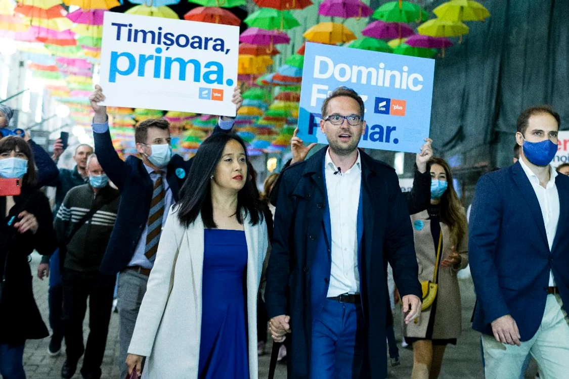 De mână spre victorie sau noul primar al Timișoarei, neamțul Dominic Samuel Fritz și iubita sa în duminica alegerilor