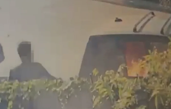 VIDEO Un bărbat a dat foc unei mașini din răzbunare, după 10 ani. Suspectul a fost reținut