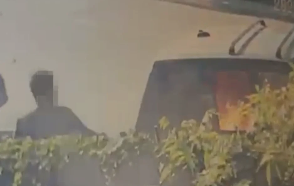 Potrivit surselor, bărbatul a dat foc mașinii din răzbunare FOTO Captură video