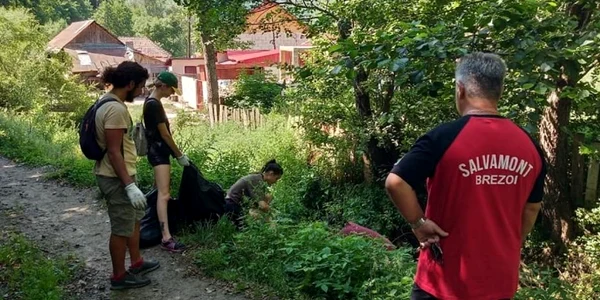 Voluntari străini din proiectul VolGreen implicaţi în acţiuni de ecologizare pe Valea Doabrei - Brezoi în Vâlcea Foto Mihai Rogojinaru