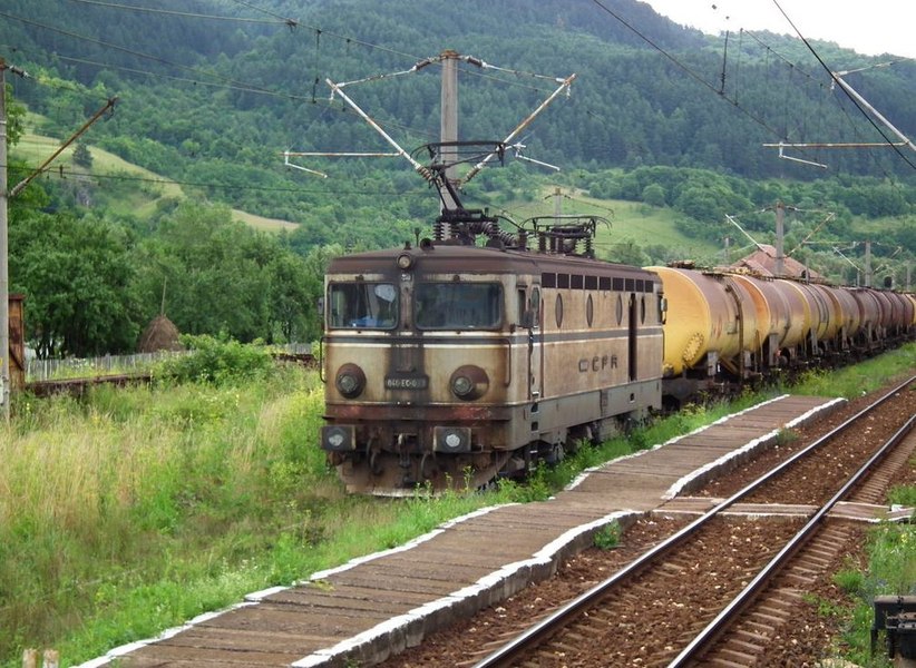 Moda selfie-urilor pe tren face noi victime. Doi studenți străini în România, electrocutați când s-au urcat pe un marfar