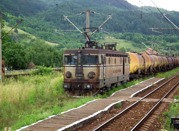 
    Câteva vagoane ale trenului au sărit de pe șine (foto: Arhivă)  