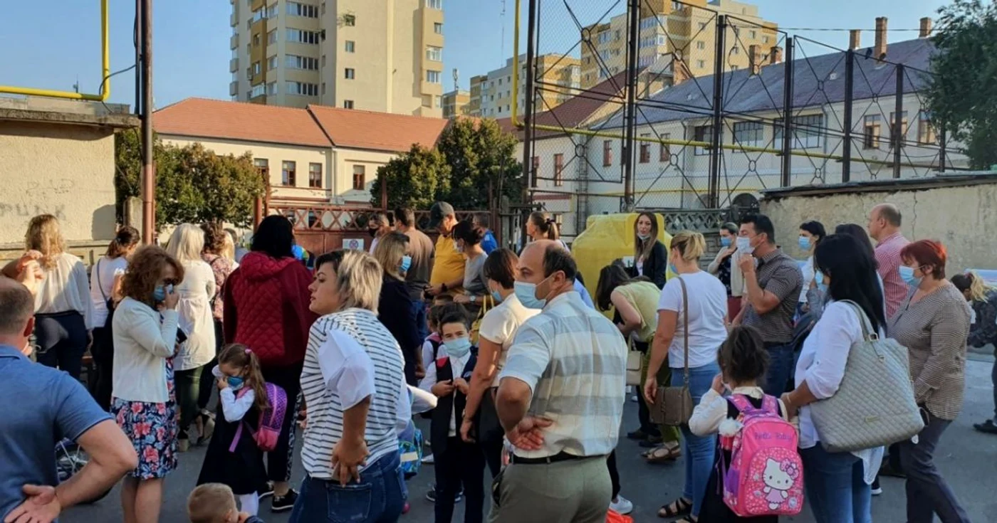 Părinții au ajuns să încalce legea pentru a-și da copiii la o școală mai bună. Sursa foto: arhivă