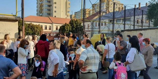 prima zi de scoala pentru clasa pregatitoare la simion barnutiu zalau foto andreea vilcovschi