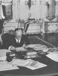 1920, iunie 4. Nicolae Titulescu la semnarea Tratatului de la Trianon (©  ANR, Colecţia Documente fotografice, FII 3545 (22)