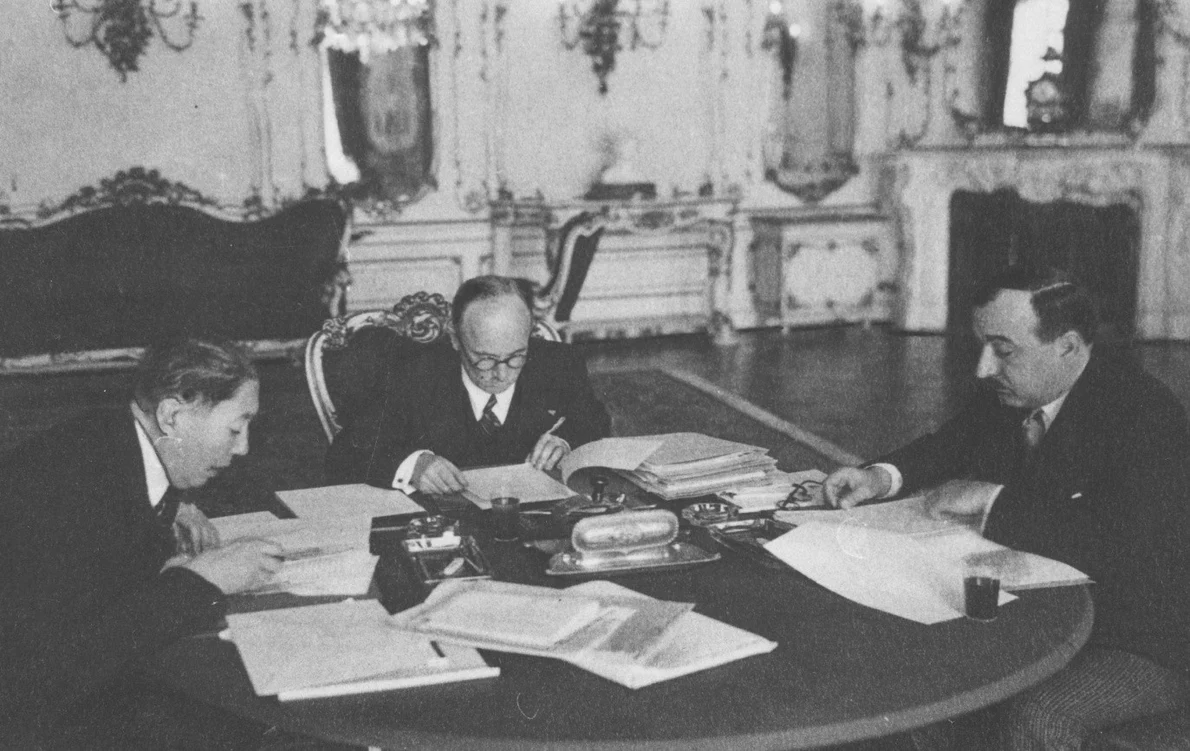 1920, iunie 4. Nicolae Titulescu la semnarea Tratatului de la Trianon (©  ANR, Colecţia Documente fotografice, FII 3545 (22)