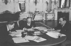 1920, iunie 4. Nicolae Titulescu la semnarea Tratatului de la Trianon (©  ANR, Colecţia Documente fotografice, FII 3545 (22)