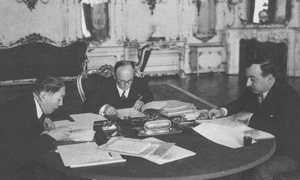 1920, iunie 4. Nicolae Titulescu la semnarea Tratatului de la Trianon (©  ANR, Colecţia Documente fotografice, FII 3545 (22)