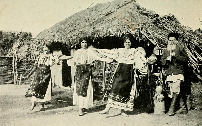 Țărani români în horă, la început de secol XX