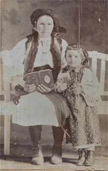 Anul 1916, sat Izvoru Mureșului, jud. Harghita. Țepeluș Maria împreună cu fiica, Țepeluș Paraschiva, născută în 1910. (Arhiva personală Bota Iuliu)