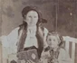 Anul 1916, sat Izvoru Mureșului, jud. Harghita. Țepeluș Maria împreună cu fiica, Țepeluș Paraschiva, născută în 1910. (Arhiva personală Bota Iuliu)