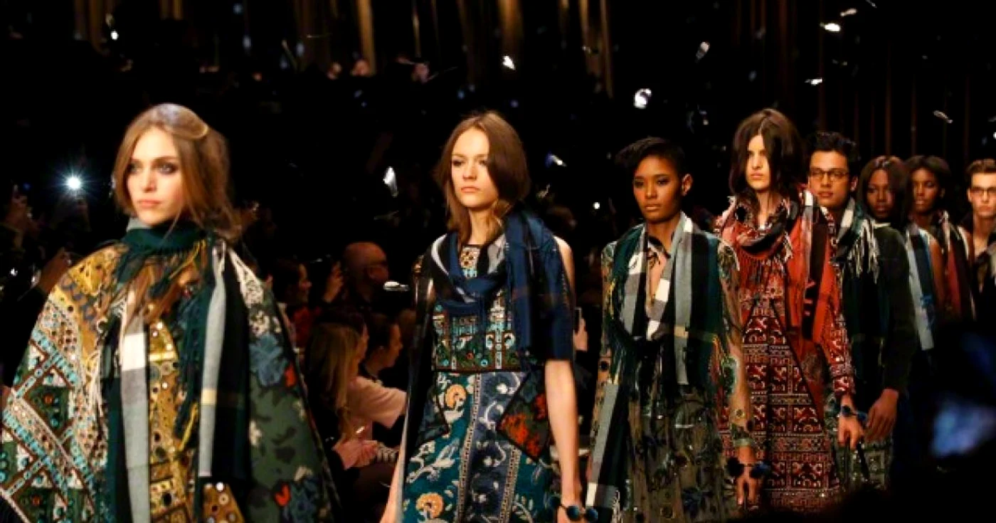 Colecţia Burberry Prorsum prezentată la Londra a fost un festival de culoare de inspiraţie hippy FOTO: Photoland Corbis
