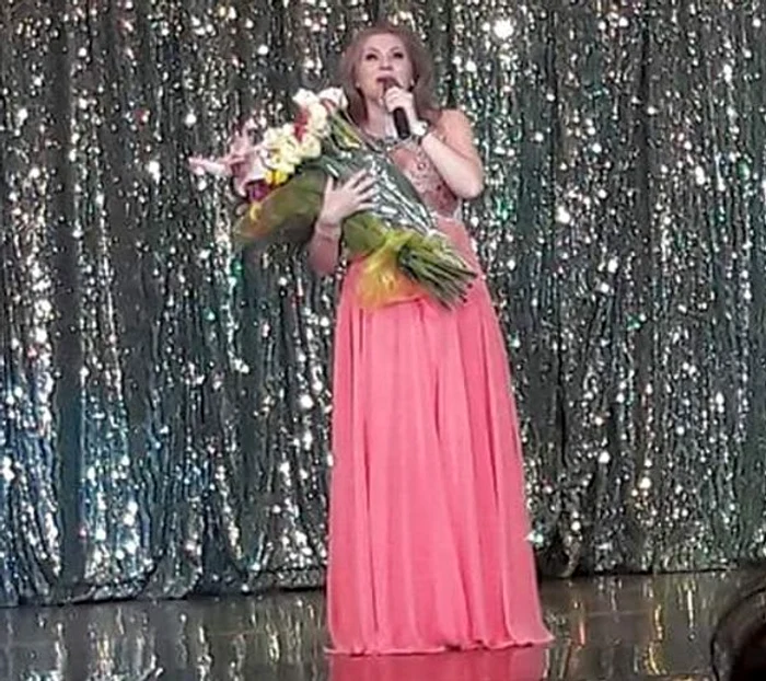 Mirela Boureanu Vaida, cu braţele pline de flori pe scena teatrului 