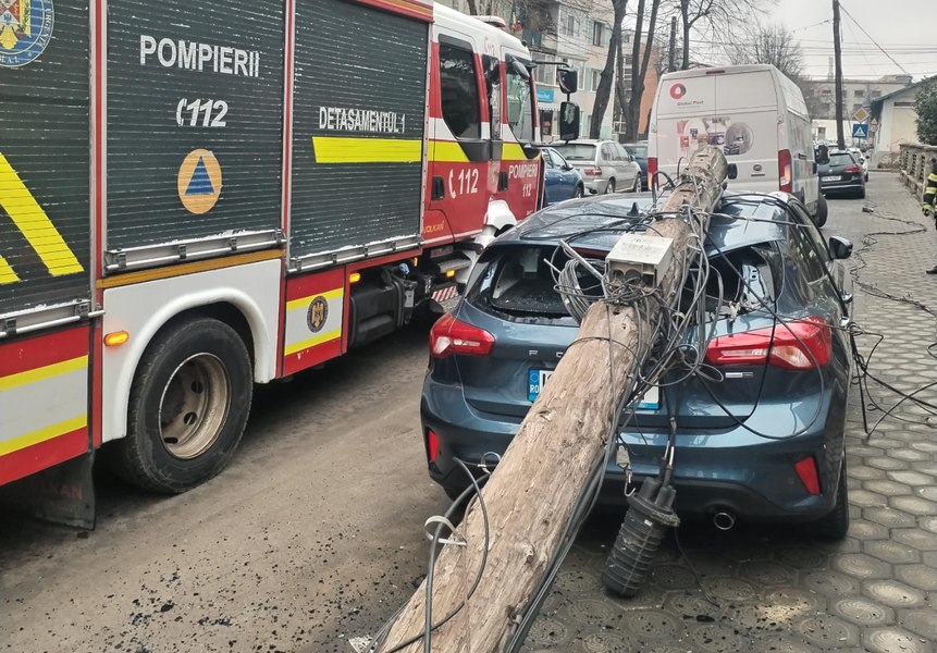 Un stâlp de telecomunicații s-a prăbușit peste o mașină parcată la Iași