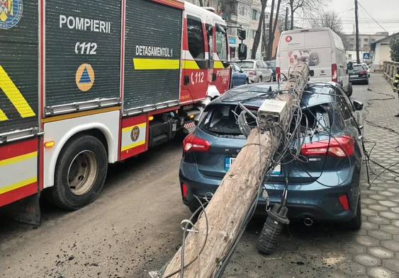 Stâlpul de telecomunicații a căzut peste o mașină FOTO: Facebook/Iași TV Life