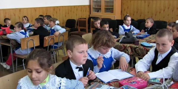 Elevii clasei a II-a aşteptau cuminţi începerea activităţii