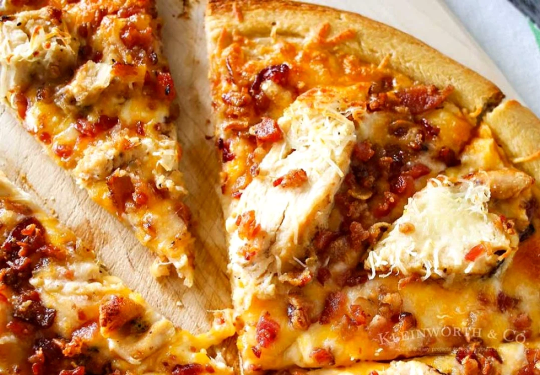 pizza cu pui si bacon sos de usturoi jpeg