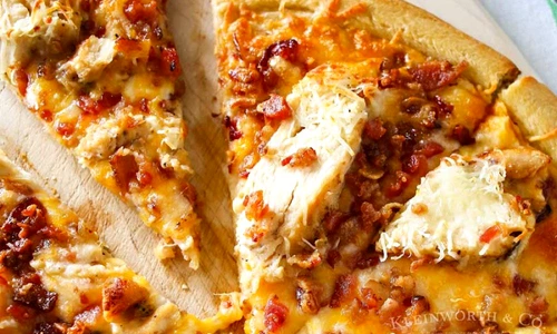 pizza cu pui si bacon sos de usturoi jpeg