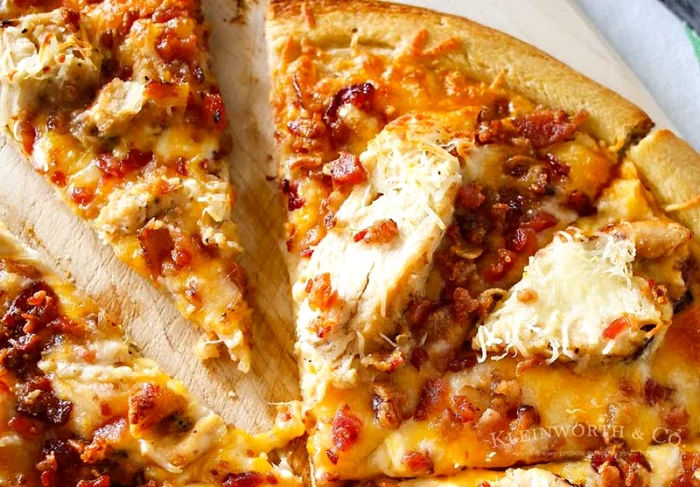 pizza cu pui si bacon sos de usturoi jpeg