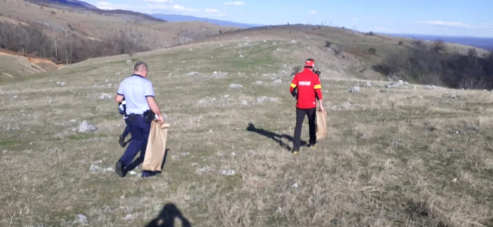 Oamenii legii au ridicat probele găsite Foto: Salvamont Gorj