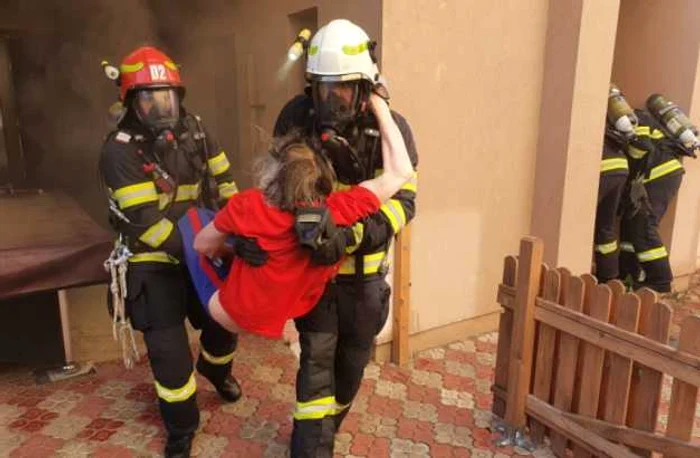 Bătrânul a fost predat unui echipaj SMURD, conştient FOTO ISU