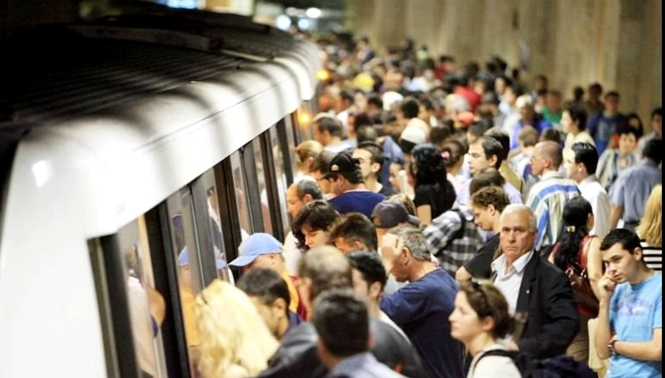 
    Metroul este cel mai folosit mijloc de transport din Capitală, astfel că suspendarea grevei nu face decât să-i ajute pe bucureșteni  
