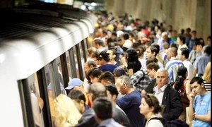 metrou tren calatori aglomeratie jpeg