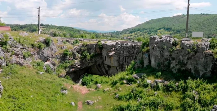 Podul lui Dumnezeu este cel mai mare pasaj natural din România / Foto: Captură video