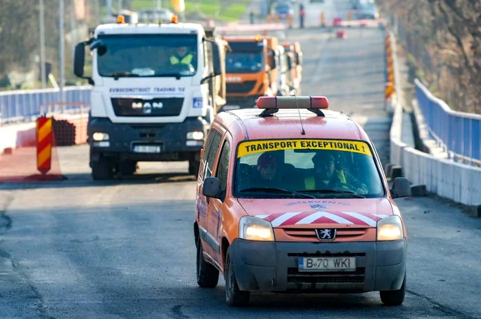 Autovehiculele au circulat în coloană