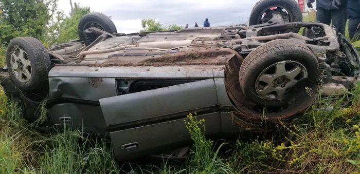 Maşină răsturnată pe o şosea din Vâlcea - accident soldat cu cinci victime în zona Bălceşti Foto Adevărul