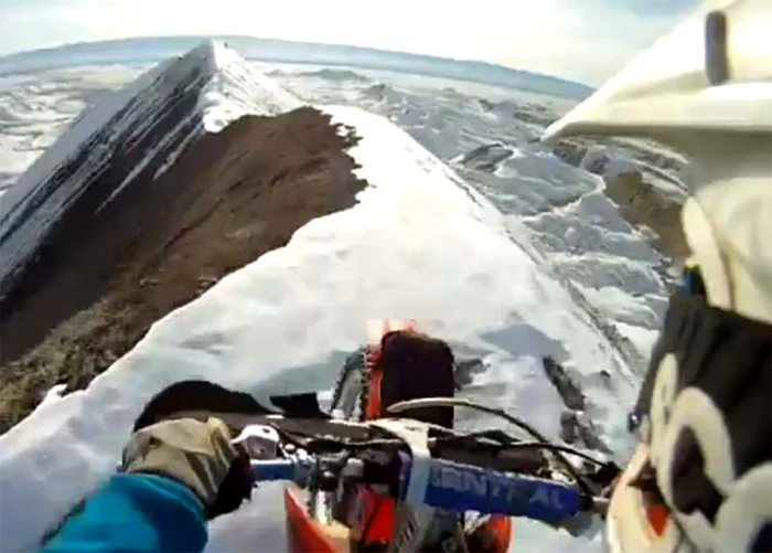 
    Motociclistul merge pe vârful muntelui (Captură: YouTube)  